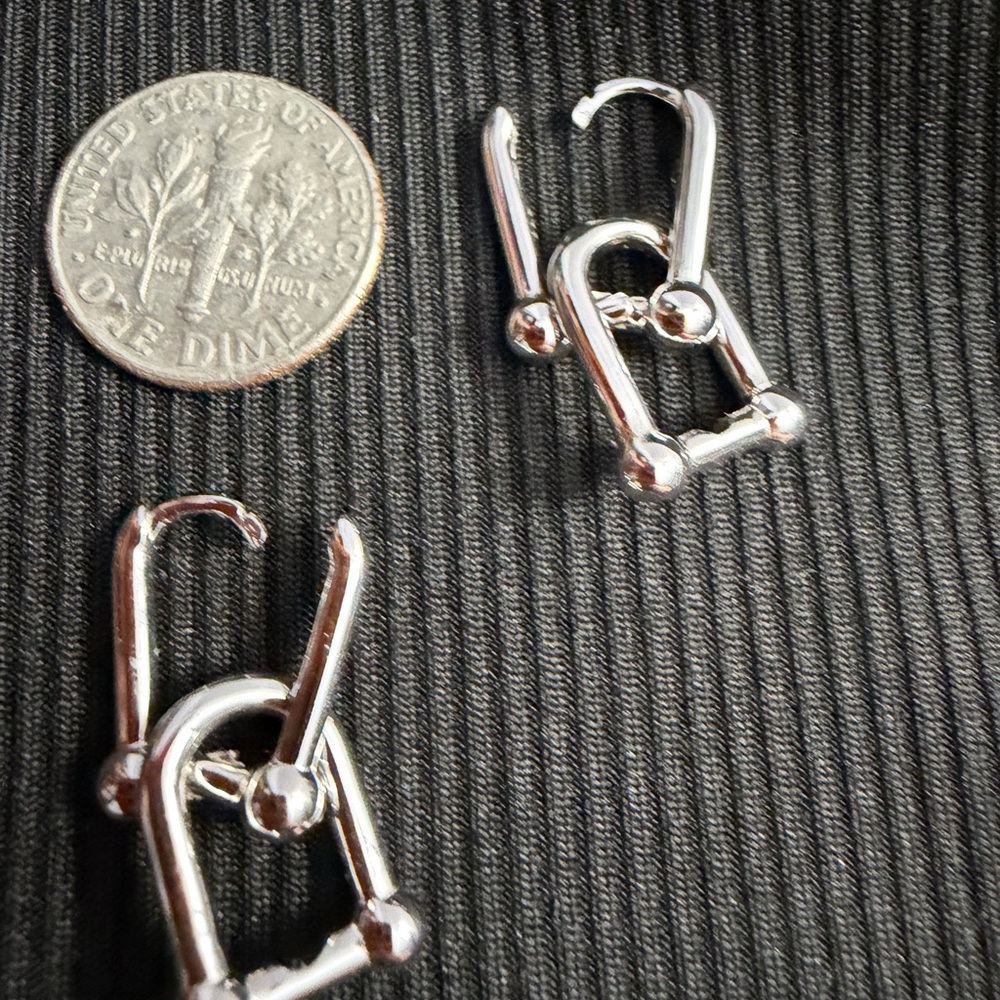Clip type earrings - Picture 2 of 2